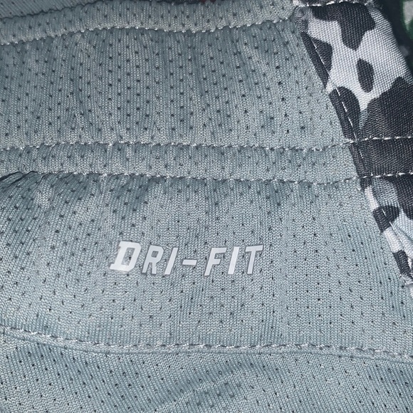 Large Nike Boys Athletic Shorts - Picture 4 of 5